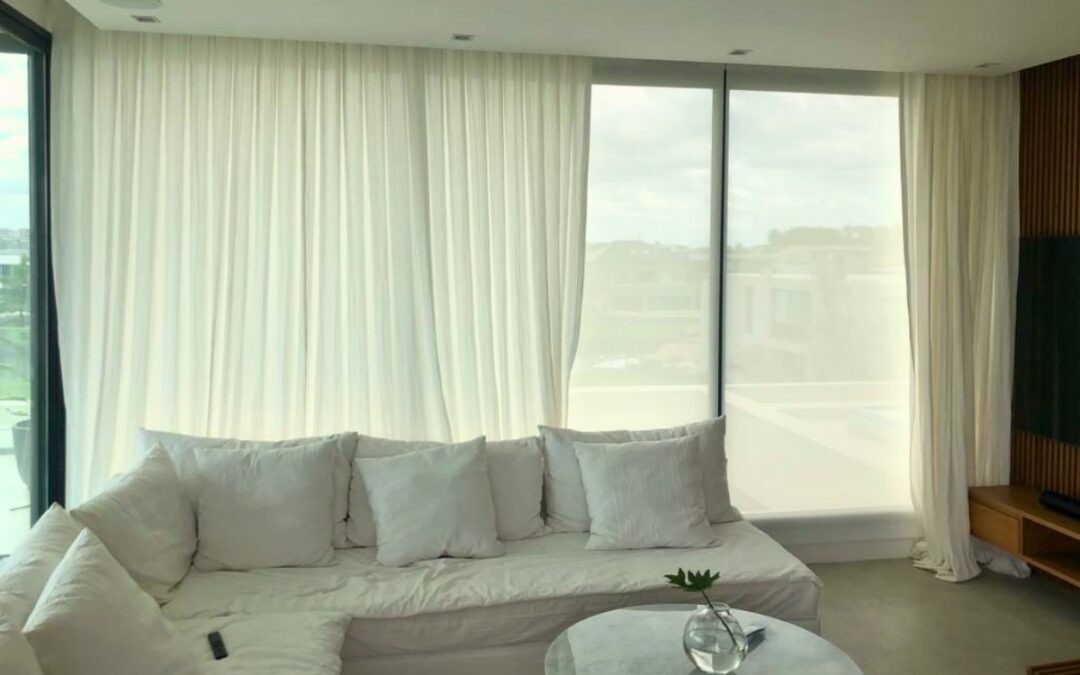 Por qué Motorizar las Cortinas Roller y Tradicionales de Tela :: Hogares más funcionales